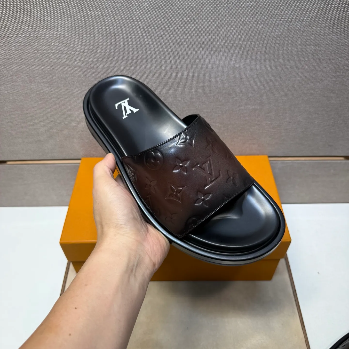 ⬛️Men's shoes 💰p400 [LV～] Men's casual slippers 2025z cabinet sales simultaneously 🔶Size: 39-44#️⃣ 🔷4 colors🔜The upper is made of cowhide stitching➕Genuine leather lining, comfortable and breathable, sole: original comfortable and wear-resistant outsole, ⚠️Real 📱Photographed🎬The real thing is better📢📢📢